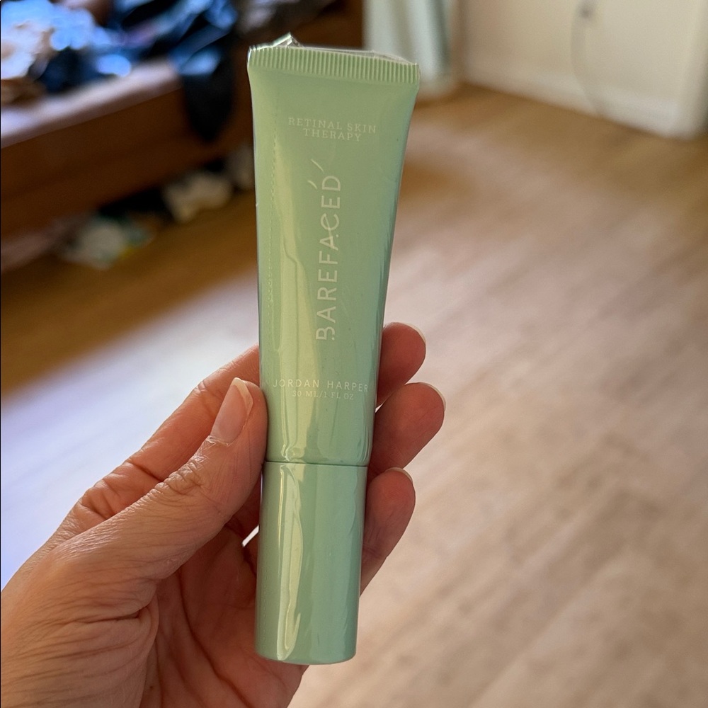 Barefaced retinal skin therapy